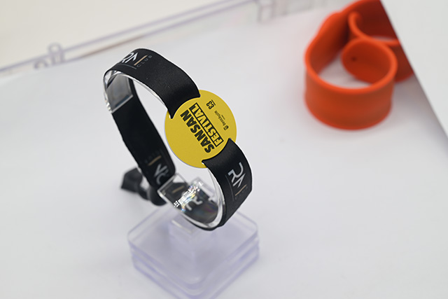 這樣的帶按鍵顯示屏可視銀行卡您是否見過呢？